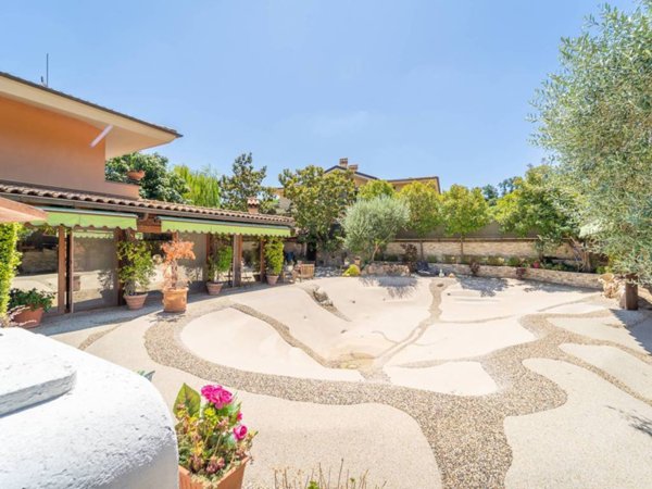 casa indipendente in vendita a Monterosi