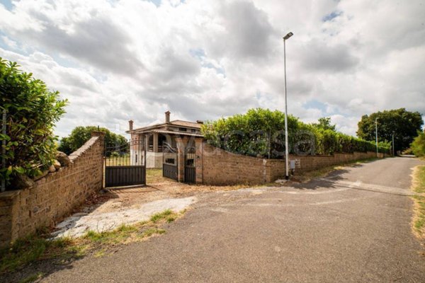 casa indipendente in vendita a Monterosi