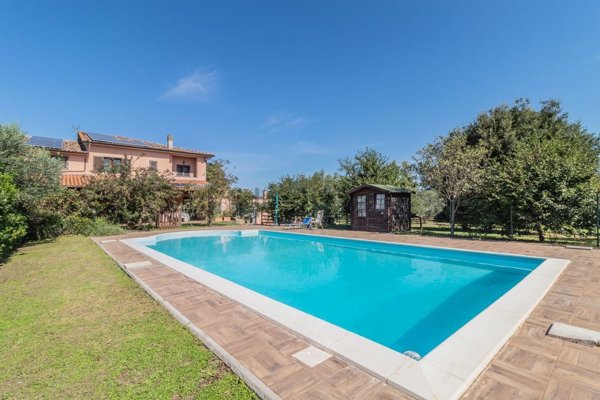 casa indipendente in vendita a Monterosi