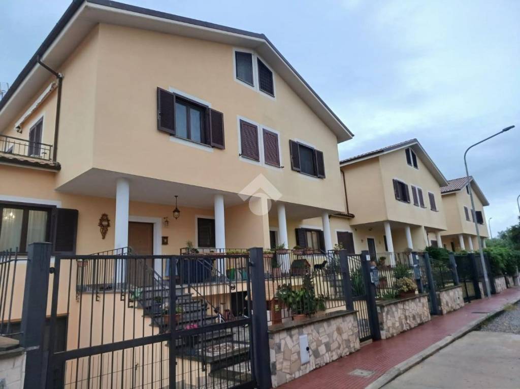 casa indipendente in vendita a Monterosi