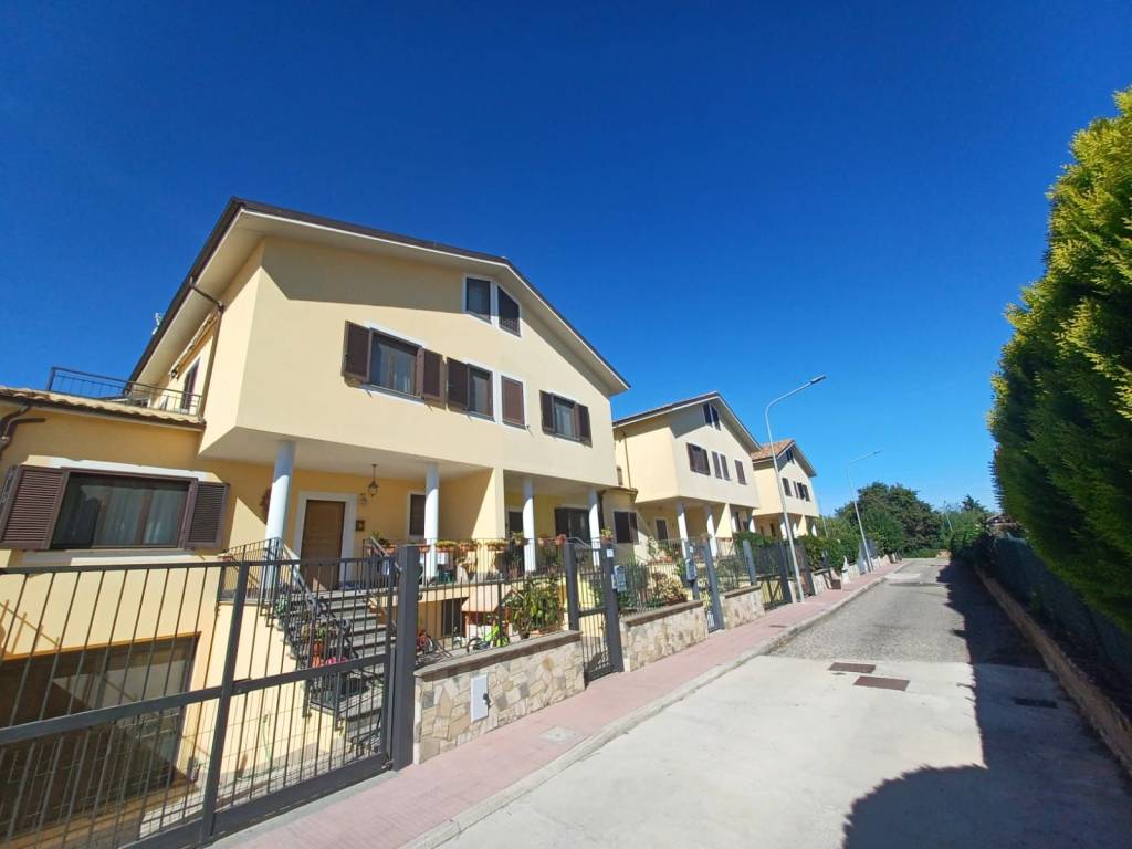 casa indipendente in vendita a Monterosi