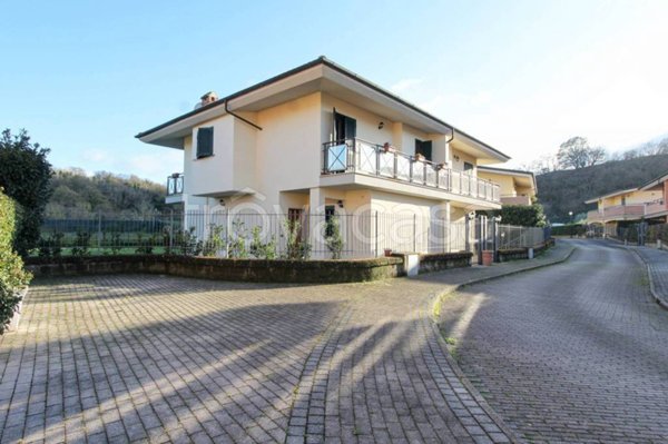casa indipendente in vendita a Monterosi