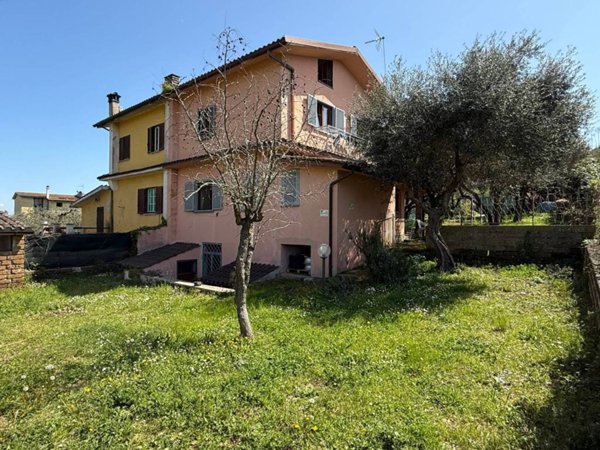 casa indipendente in vendita a Monterosi