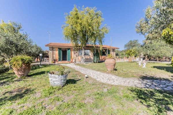 casa indipendente in vendita a Monterosi