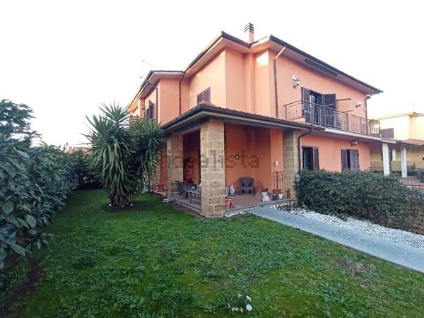 casa indipendente in vendita a Monterosi