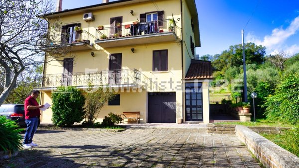 casa indipendente in vendita a Monterosi