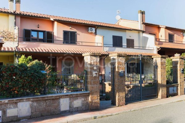 casa indipendente in vendita a Monterosi