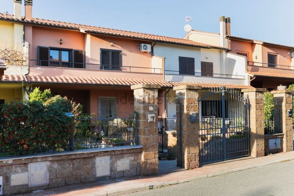 casa indipendente in vendita a Monterosi