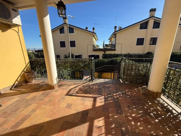 casa indipendente in vendita a Monterosi