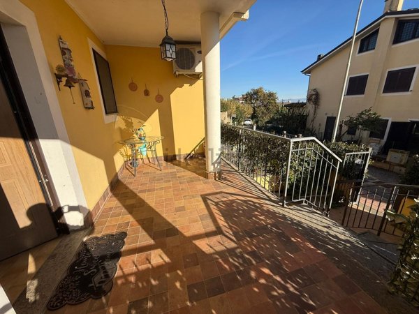 casa indipendente in vendita a Monterosi