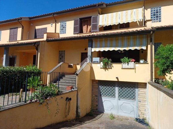 casa indipendente in vendita a Monterosi