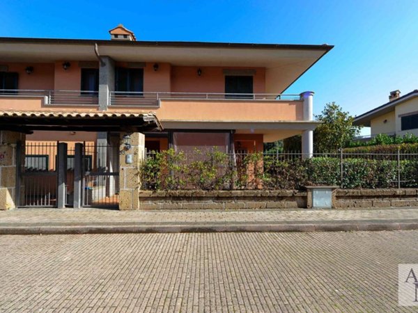 casa indipendente in vendita a Monterosi