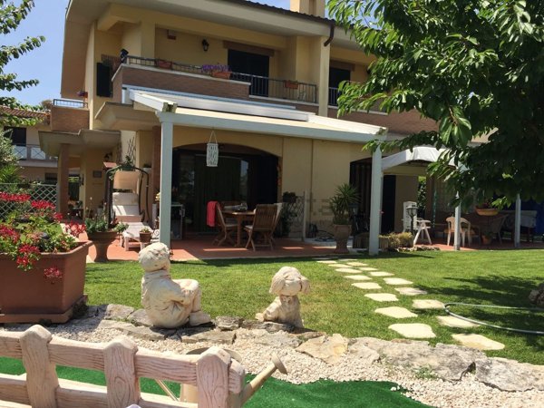 casa indipendente in vendita a Monterosi