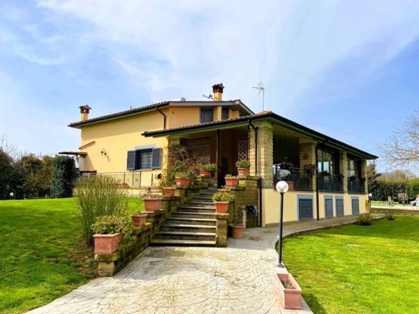 casa indipendente in vendita a Monterosi