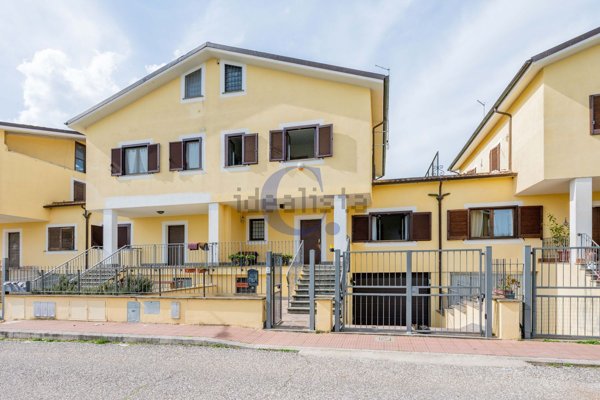 casa indipendente in vendita a Monterosi