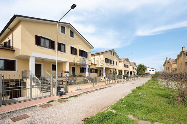 casa indipendente in vendita a Monterosi