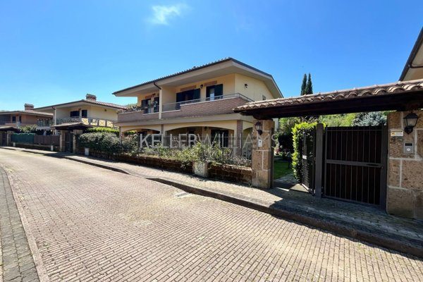 casa indipendente in vendita a Monterosi