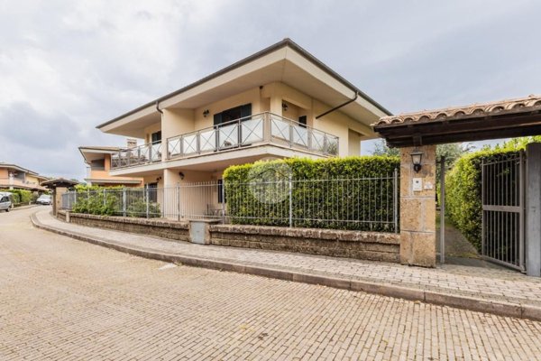 casa indipendente in vendita a Monterosi