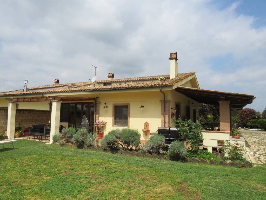 casa indipendente in vendita a Monterosi