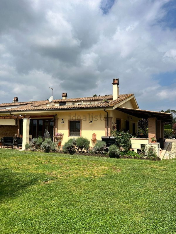 casa indipendente in vendita a Monterosi