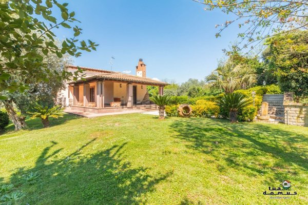 casa indipendente in vendita a Monterosi
