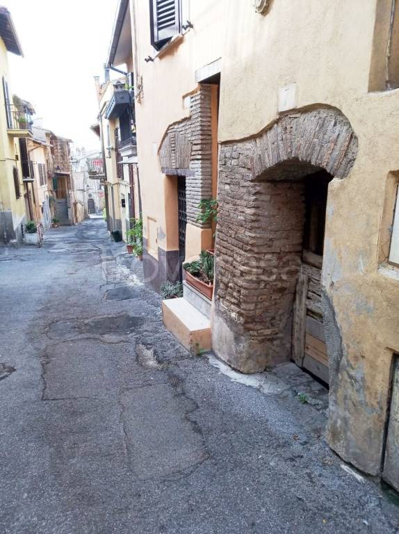 locale di sgombero in vendita a Nepi