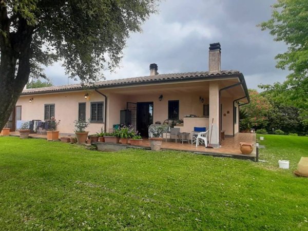 casa indipendente in vendita a Nepi