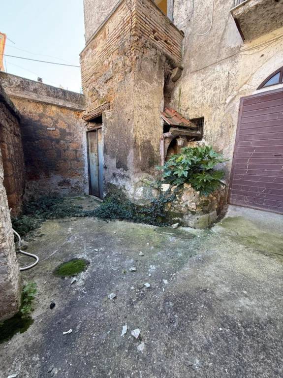 locale di sgombero in vendita a Nepi