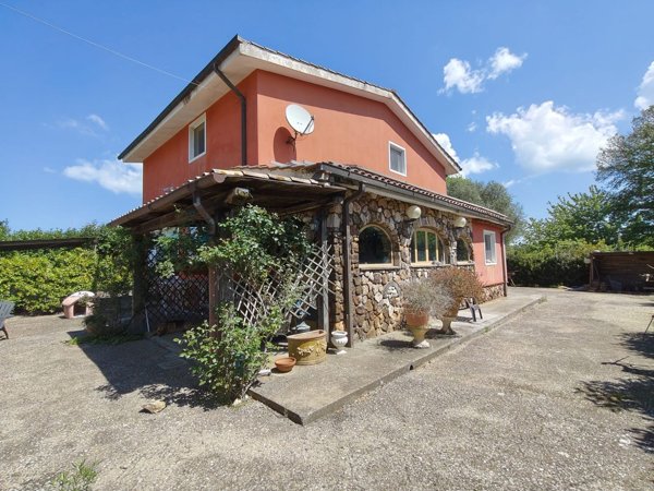 casa indipendente in vendita ad Oriolo Romano