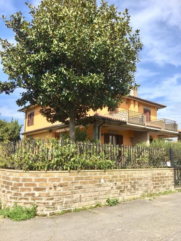 casa indipendente in vendita ad Oriolo Romano