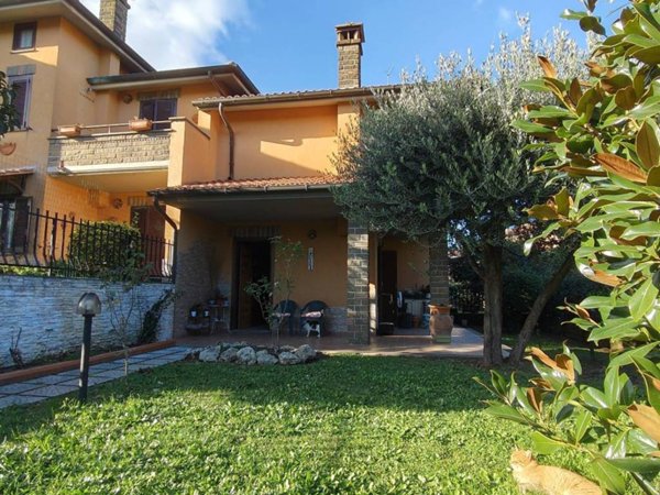 casa indipendente in vendita ad Oriolo Romano