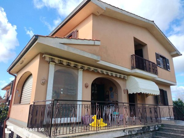 casa indipendente in vendita ad Oriolo Romano