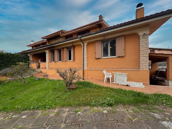 casa indipendente in vendita ad Oriolo Romano