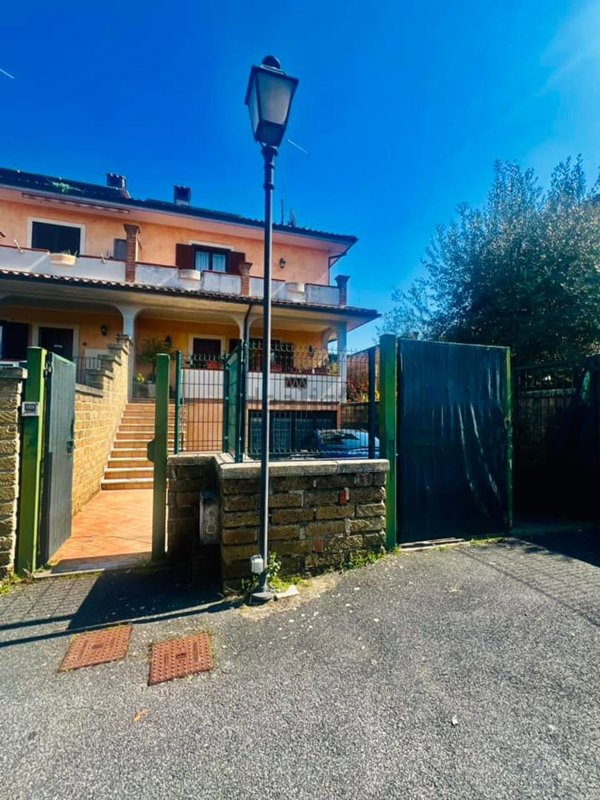 casa indipendente in vendita ad Oriolo Romano