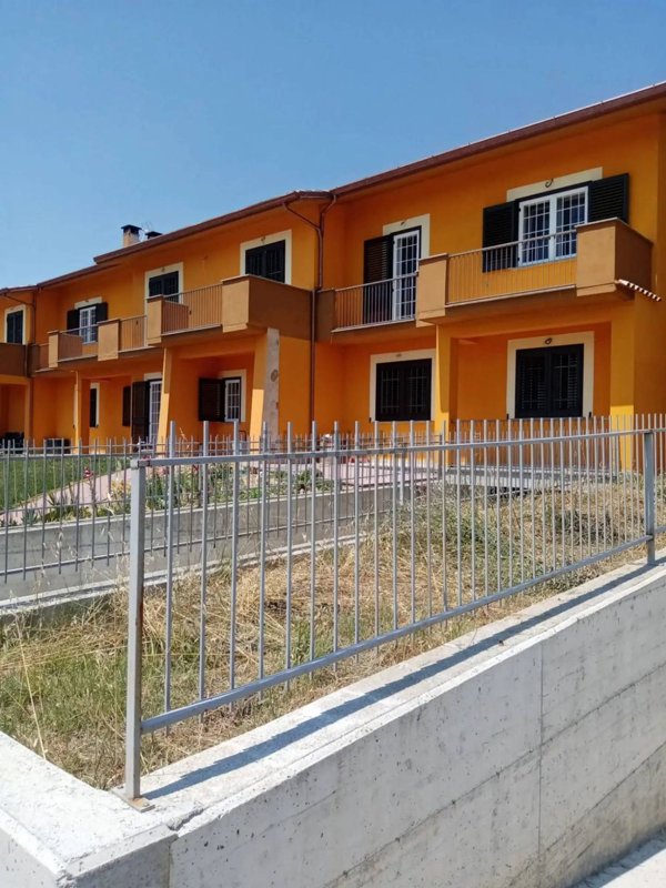 casa indipendente in vendita ad Orte in zona Orte Scalo