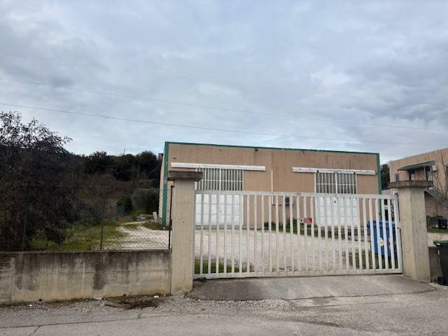 locale commerciale in vendita ad Orte