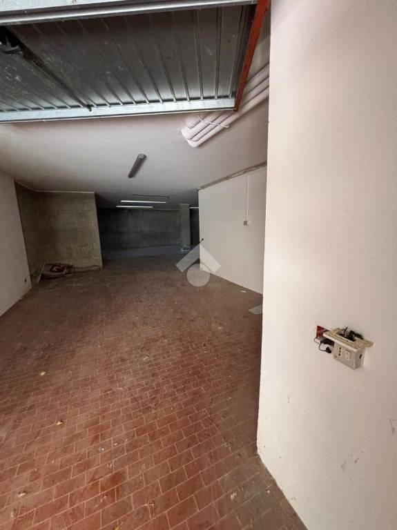 locale di sgombero in vendita ad Orte