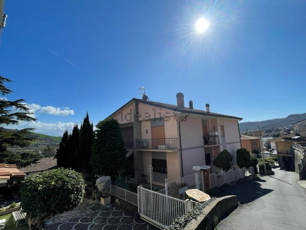 casa indipendente in vendita ad Orte in zona Orte Scalo