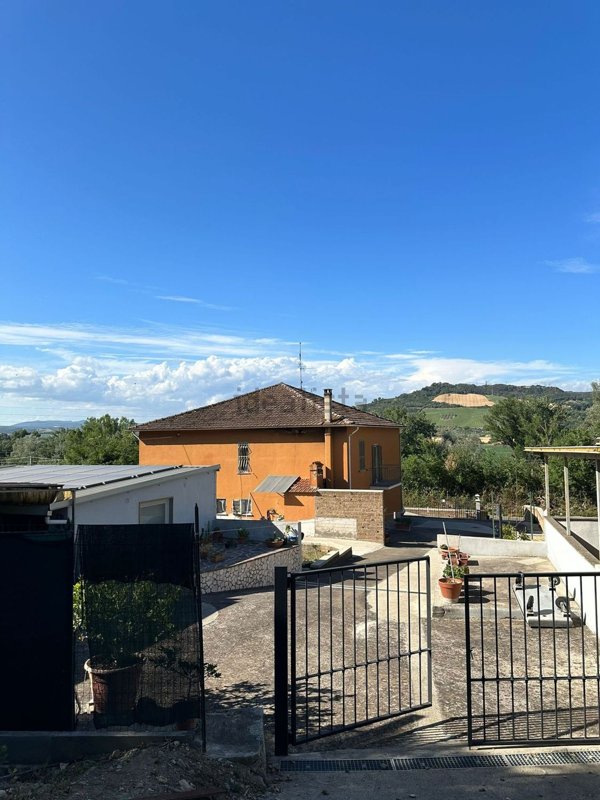 casa indipendente in vendita ad Orte in zona Orte Scalo