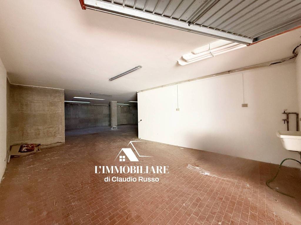 locale di sgombero in vendita ad Orte