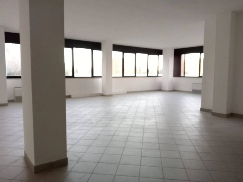 negozio in vendita ad Orte in zona Orte Scalo