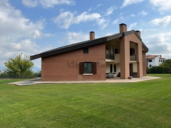 casa indipendente in vendita ad Orte in zona Orte Scalo