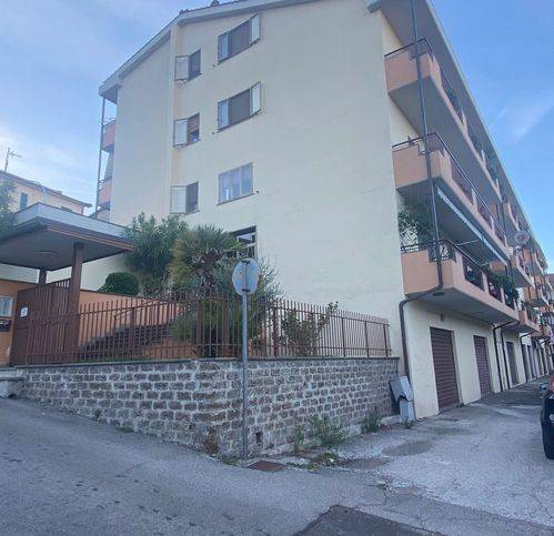 negozio in vendita ad Orte in zona Orte Scalo