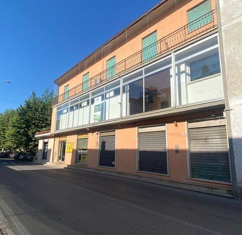 negozio in vendita ad Orte in zona Orte Scalo