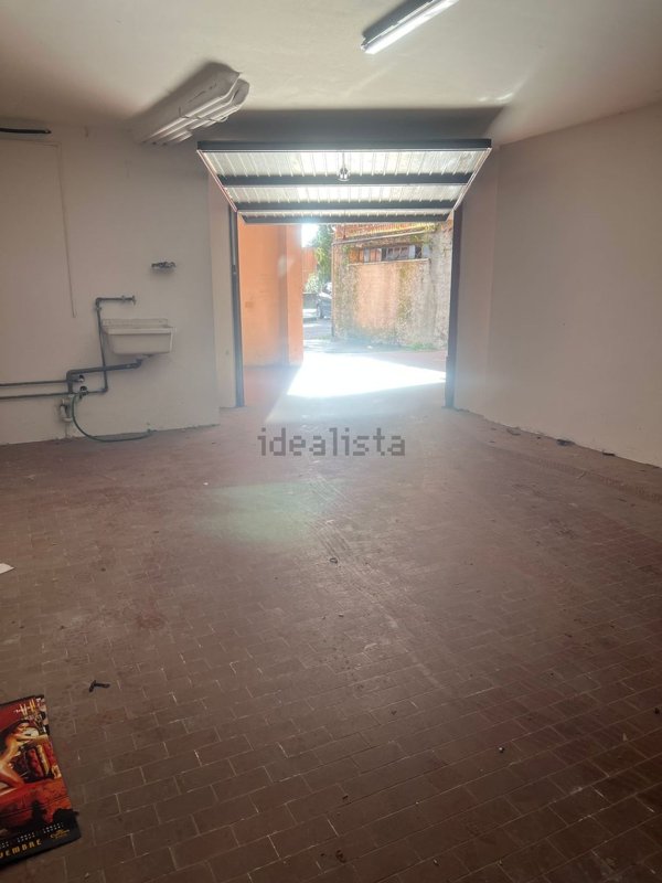 locale di sgombero in vendita ad Orte