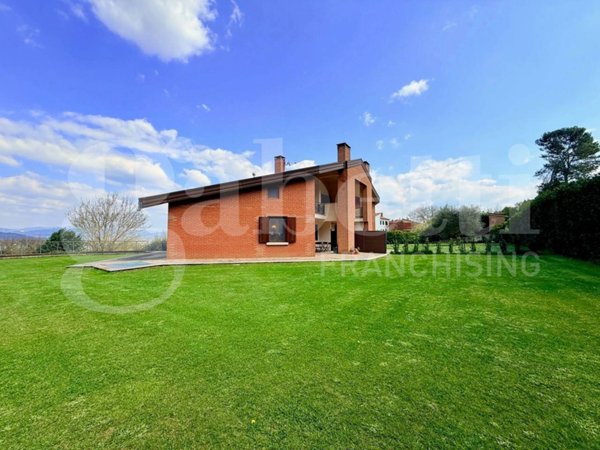 casa indipendente in vendita ad Orte in zona Orte Scalo