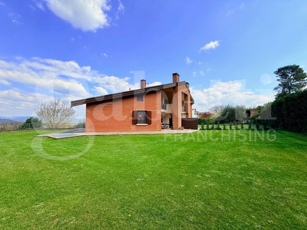 casa indipendente in vendita ad Orte in zona Orte Scalo