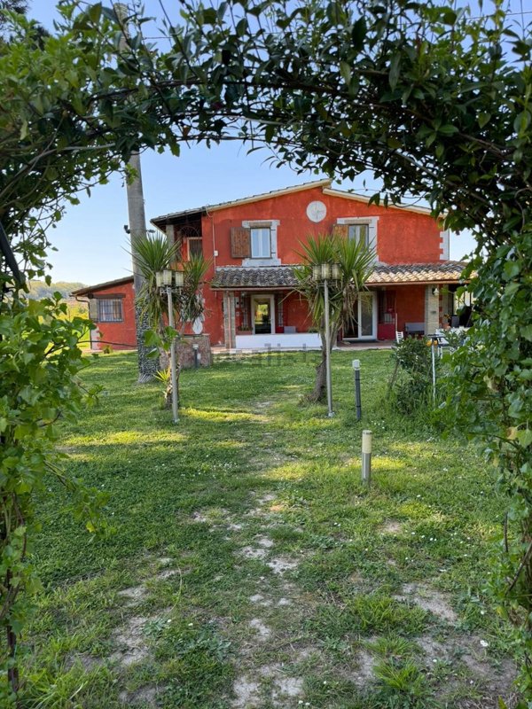 casa indipendente in vendita ad Orte in zona Orte Scalo