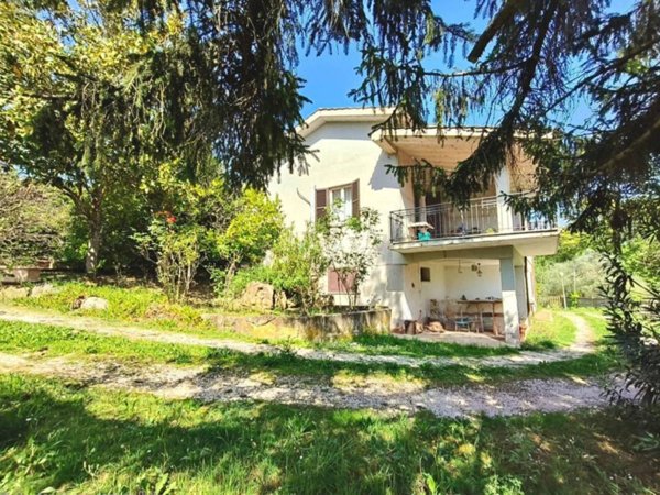 casa indipendente in vendita ad Orte in zona Orte Scalo
