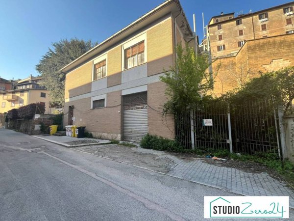 locale commerciale in vendita ad Orte